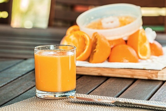 角砂糖が多く含まれるオレンジジュース