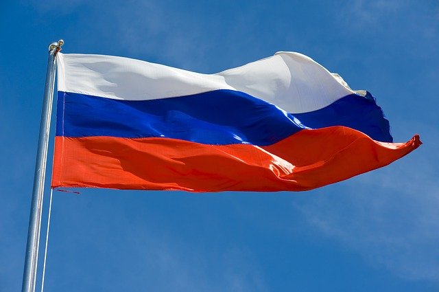 風になびいているロシア国旗