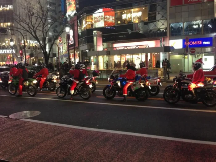 バイクにまたがるサンタたち